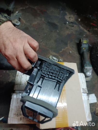 Левый дифлектор воздуха Nissan Tiida С11