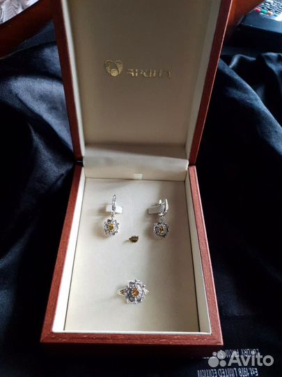 Золотой комплект серьги и кольцо с бриллиантами, з