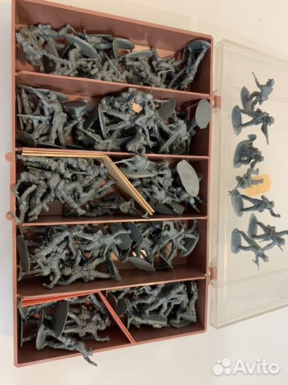 Воен. техника, солдаты немец. и совет. армии. гдр