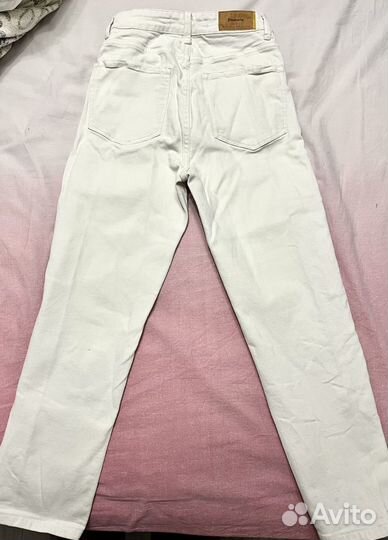 Белые джинсы stradivarius mom slim fit