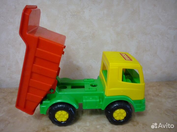 Детская игрушечная машина