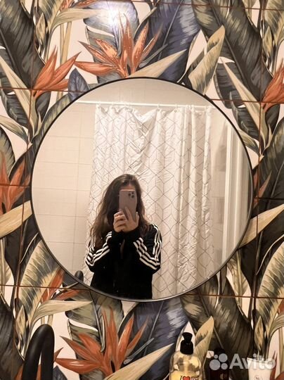 Круглое зеркало в черной раме