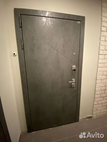 Дверь входная металлическая с зеркалом и без