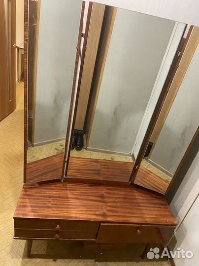 Трюмо с зеркалом