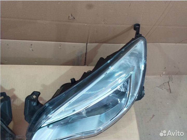 Opel Astra J фара передняя правая 09-16