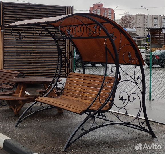 Качель с крышей