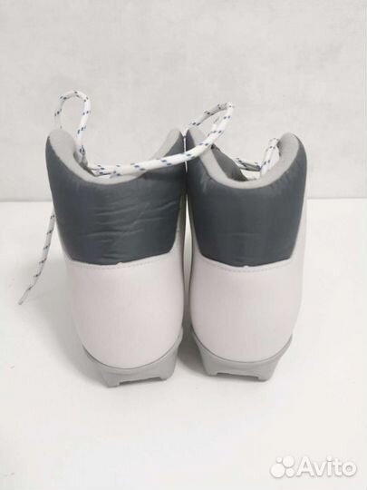 Лыжные ботинки женские в состоянии новых