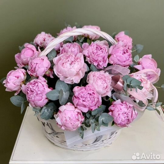 Корзина с пионами