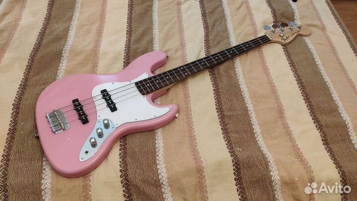 Реплика Fender JazzBass розовая