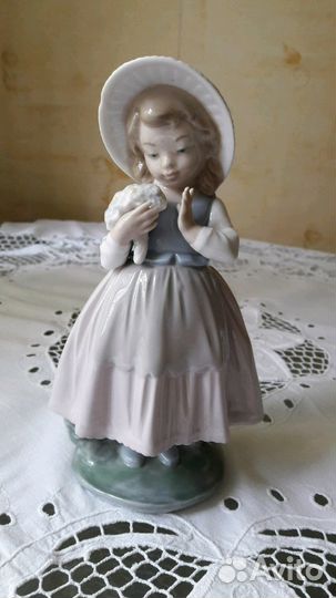 Lladro.Фарфоровая статуэтка,Девочка с букетом