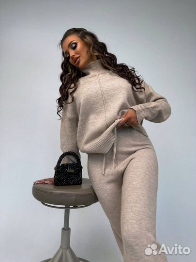 Вызанный костюм двойка