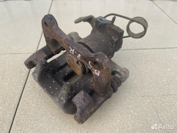 Тормозной суппорт задний правый Volkswagen Passat B5+