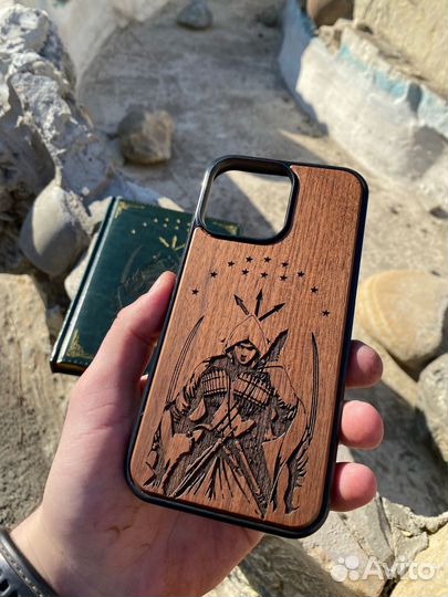 Деревянный чехол на iPhone