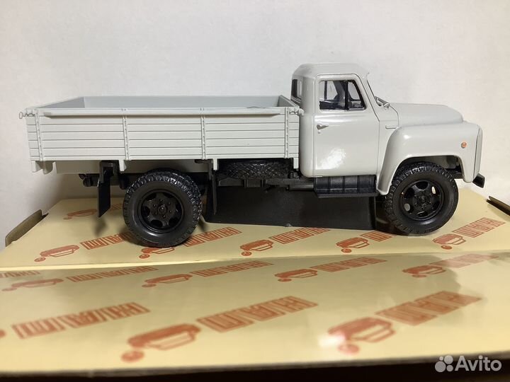 Модель автомобиля газ-52-84 1:43 нап