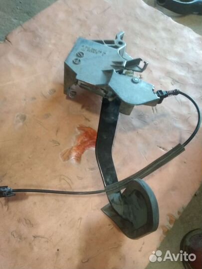 Педаль тормоза АКПП на Мерседес 210