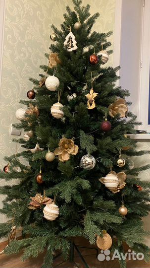 Ель искуственная с игрушками