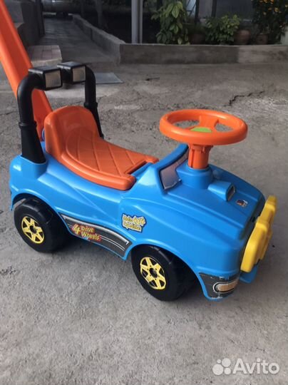 Машинка-каталка с ручкой детская