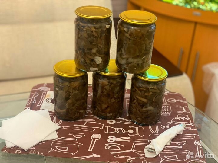 Грибы опята маринованные, мелкие, очень вкусные