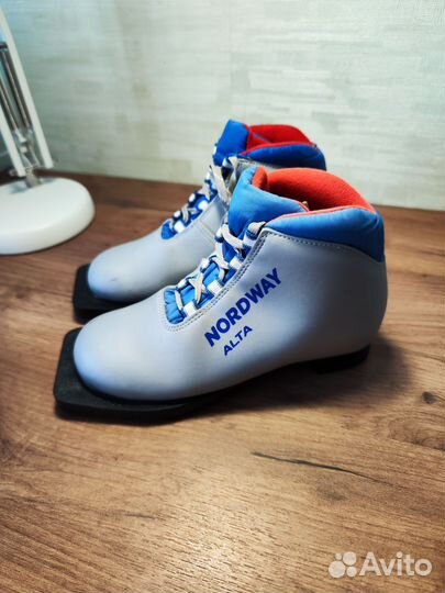 Лыжи беговые детские 130 с ботинками 33 размер