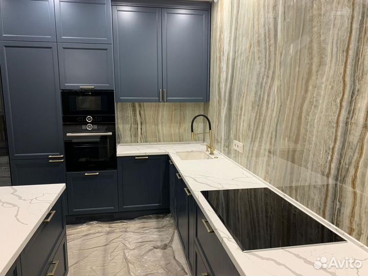 Столешница острова из искусственного камня