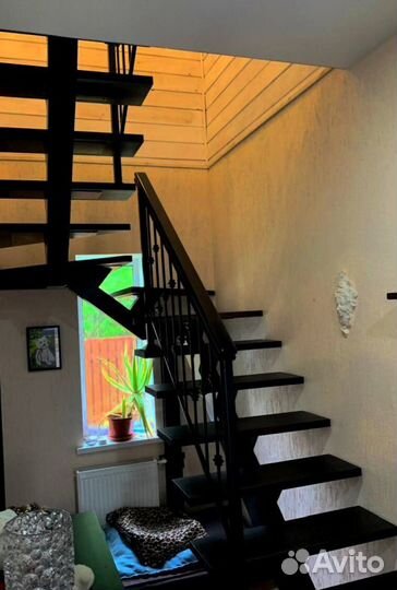 Лестница с забежными ступенями в коттедж