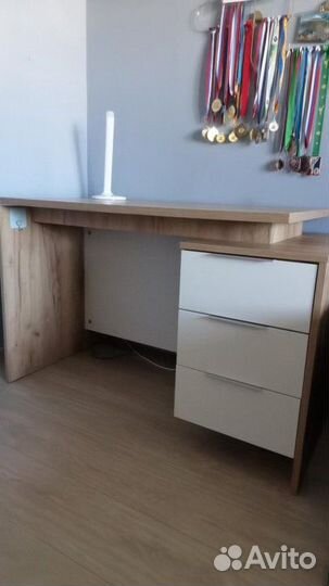 Стол письменный и полка