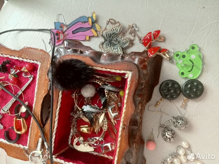 Резная шкатулка с украшениями
