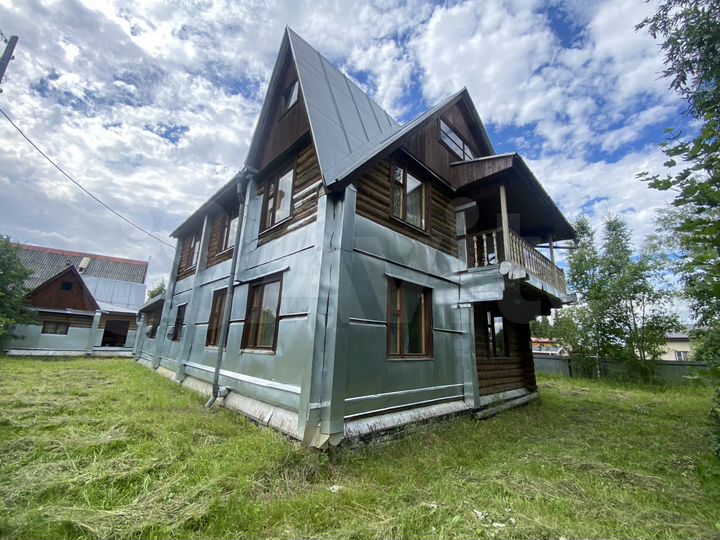 Дом 176 м² на участке 8 сот.