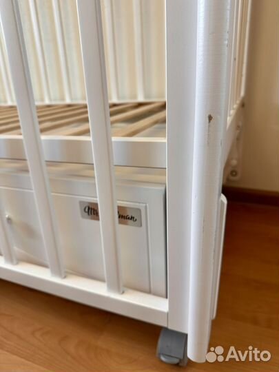 Детская кроватка с маятником и ящиком