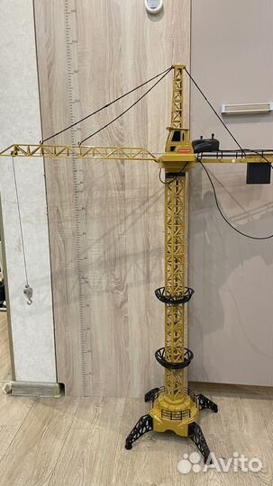 Большой башенный кран на пульте управления