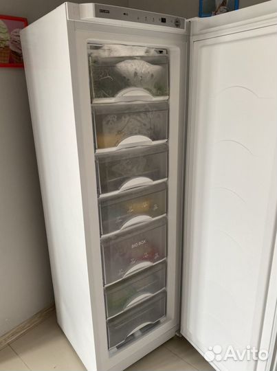 Морозильник atlant почти новый