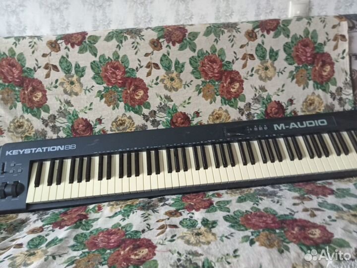 Продам синтезатор