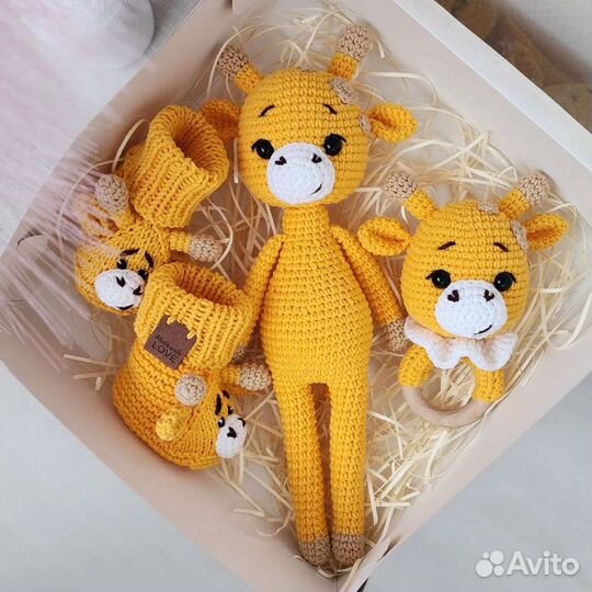 Игрушка сплюшка, пинетки и погремушка жирафчики