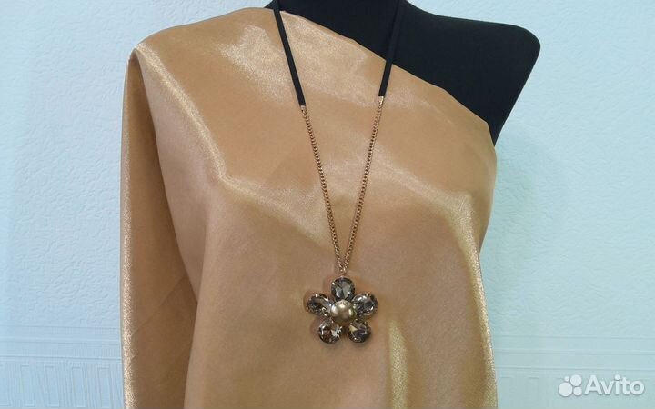 Кулон на длинной цепочке.Бижутерия