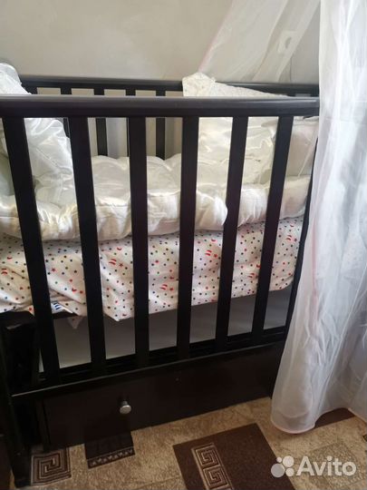 Детская кроватка с маятником