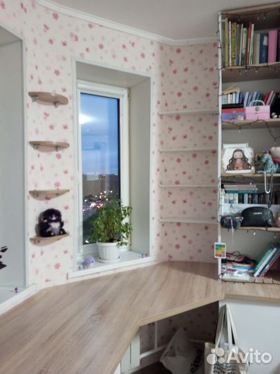 Мебель под окно. Рабочая зона для школьника. Стол