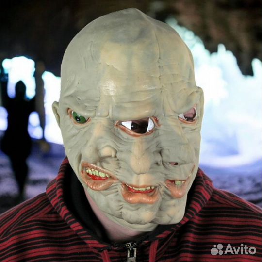 Маска ужасная (3 глаза, 3 носа, 3 рта)