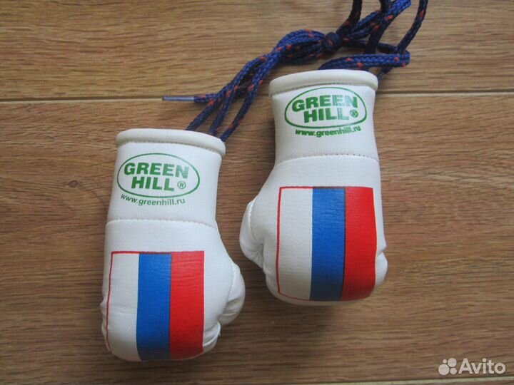 Сувенирные боксерские перчатки в автомобиль