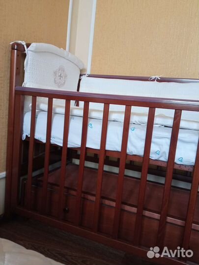 Детская кроватка с маятником и ящиком