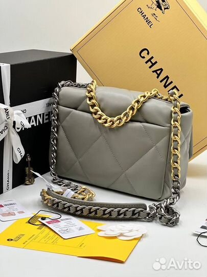 Женская сумка Chanel 19 светло-серая