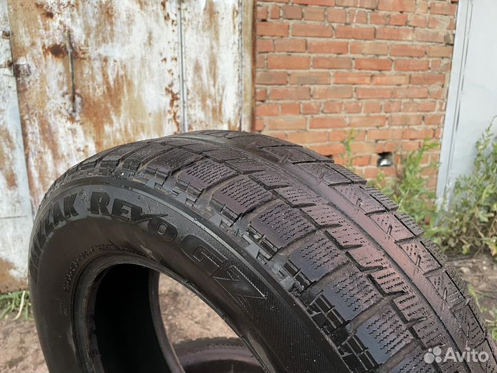 Bridgestone Blizzak Revo GZ 215/65 R16
