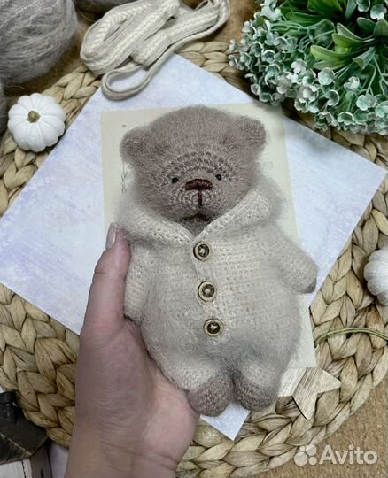 Вязаный мишка в комбинезоне Зайки, в наличии