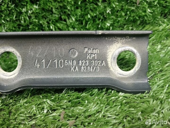 Петля капота правая 5N0823302A Volkswagen Tiguan