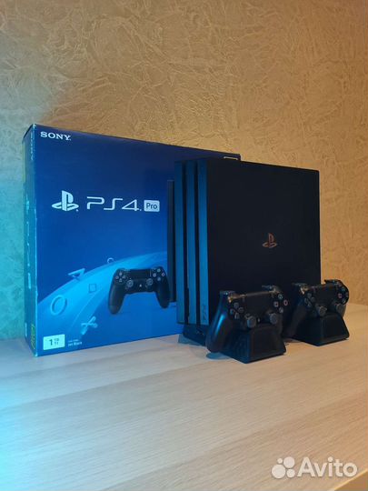 Sony PlayStation 4 Pro 1TB и аксессуары