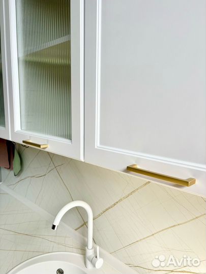 Кухня белая прямая