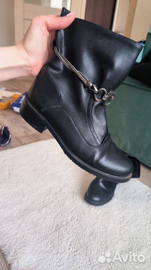 Женские вещи 42 раз, обувь 39