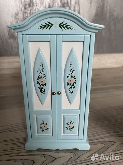 Мини детский дом. Кровать, шкаф, стул