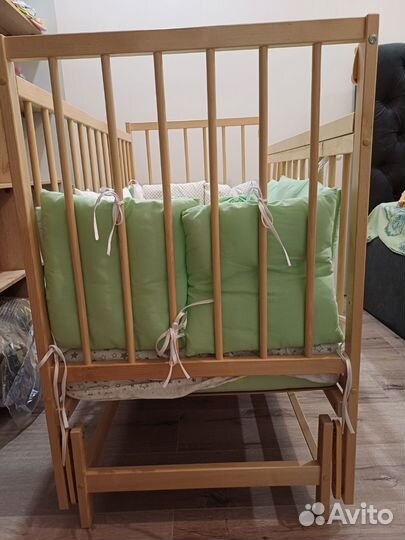 Детская кроватка с маятником