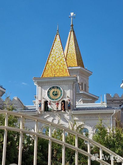 Уличные фасадные часы. Часы на столбе