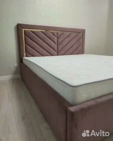 Кровать с мягким изголовьем
